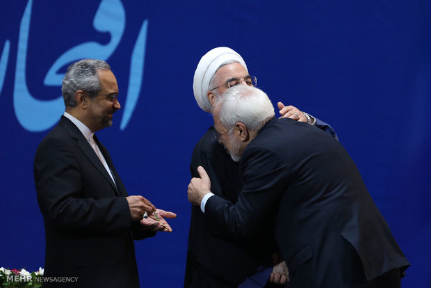 ظریف در آغوش روحانی/ عکس