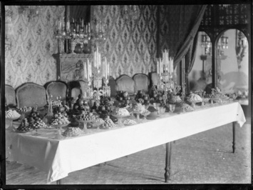 میز پذیرایی در کاخ گلستان