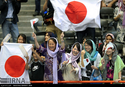 تماشاگران زن ژاپنی در آزادی/عکس