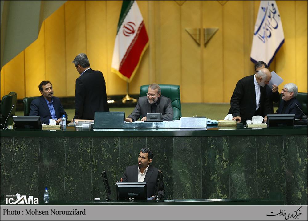 خنده های لاریجانی در صحن علنی مجلس/ عکس