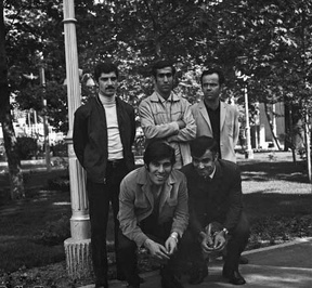 منصور پورحیدری با دیگر قهرمانان فوتبال تیم تاج سال 1349 در استادیوم رادیو ایران حضور دارد.