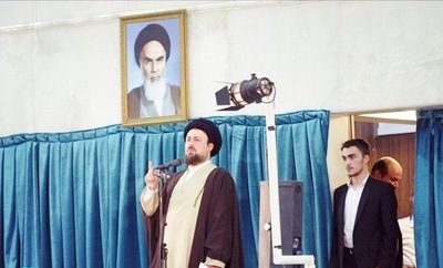سخنرانی سیدحسن خمینی و نمایی از فرزندش در پشت سرش
