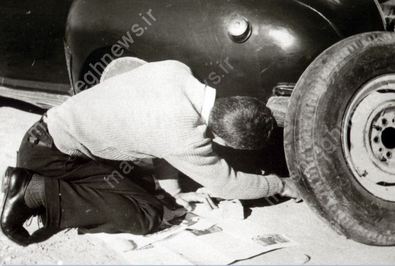  جلال آل احمد در حال تعمیر اتومبیل خودهایش 