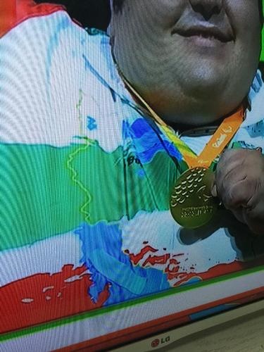 وقتی روی شعار«خلیج فارس»سیامند چسب زدند! +عکس