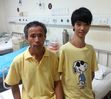 تصاویری از پسرگردن بلند چینی/ درمان پسر نوجوان آغاز شد