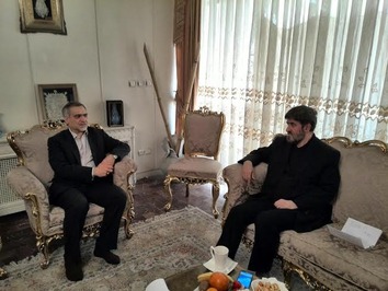 دیدار حسین فریدون برادر رئیس جمهوری کشورمان با علی مطهری در منزل وی .