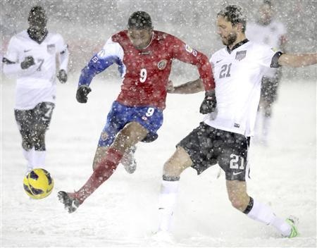 (تصاویر) یک فوتبال عجیب در فضایی خاص!