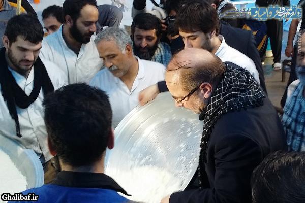 قالیباف در حال آبکش‌کردن برنج نذری/عکس