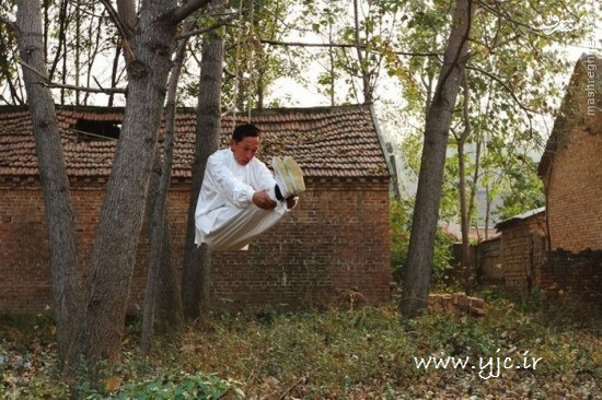 عکس/ مردی که هر روزخودش را دار می‌زند