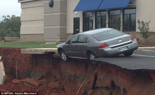 فرو ریختن زمین در مقابل یک رستوران+ تصاویر