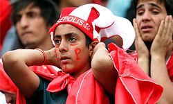 خبرگزاری فارس: شعار «بی‌غیرت‌ بی‌غیرت» در واکنش به عملکرد بازیکنان پرسپولیس/ جدال لفظی عالیشاه و کفشگری