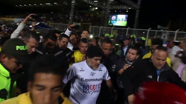 کتک کاری مارادونا با نیروی امنیتی و شکستن موبایل یک خبرنگار + عکس