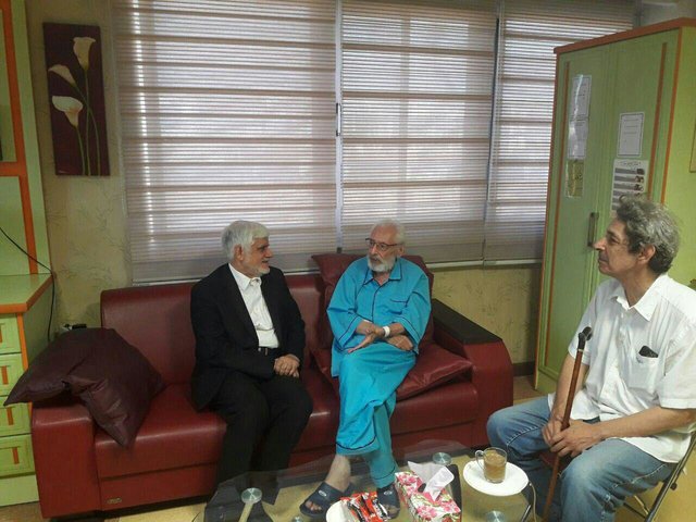 تصویری از عیادت عارف از جمشید مشایخی