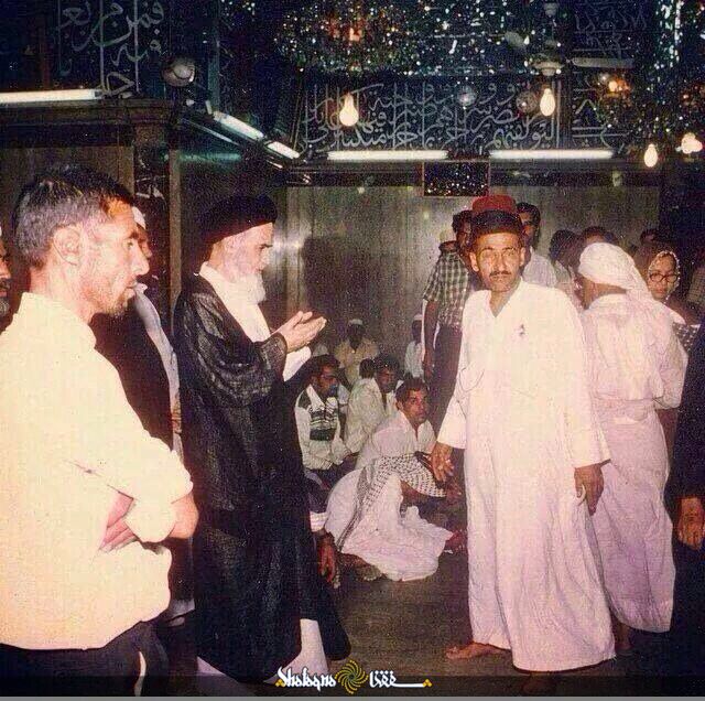 تصویری استثنایی از امام خمینی درحرم امام علی (ع)