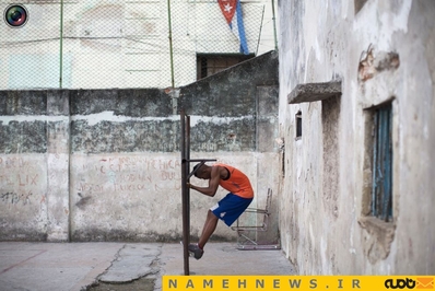 یک نوجوان اهل هاوانا در حال انجام ورزش های کششی