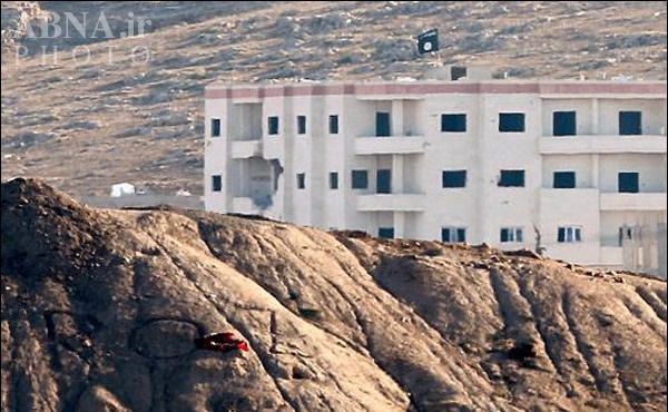 نصب پرچم داعش در شرق کوبانی/ عکس