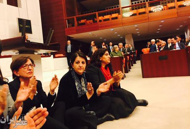 بست نشینی نمایندگان مخالف در پارلمان ترکیه (+عکس)