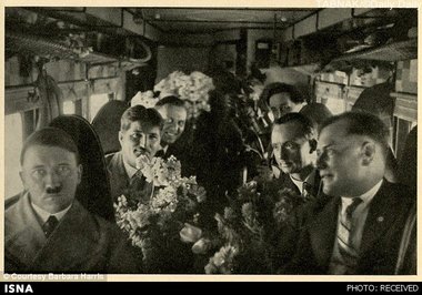 کابین هواپیما و حضور هیتلر در میان طرفدارانش در سالروز تولد وی در سال۱۹۳۲