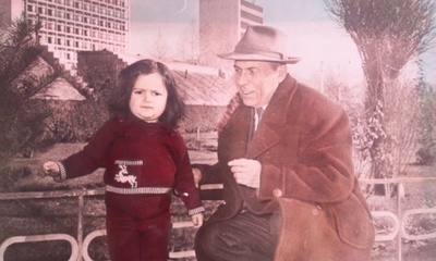 پدربزرگ به همراه نوه اش در یکی از پارگ های تهران در سال 1965