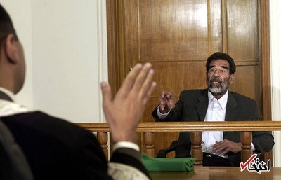 صدام که در میان تدابیر شدید امنیتی در حالی که دستبند بر دست داشت و زنجیری دور کمر وی بسته شده بود، با هلیکوپتر به مکانی نامعلوم منتقل شد تا در مقابل دادگاه ویژه عراق تفهیم اتهام شود در برابر قاضی دادگاه ویژه عراق در معرفی خود گفت: من صدام حسین رییس جمهور عراق هستم.