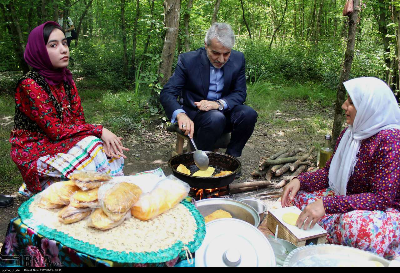 تصویری دیدنی از سخنگوی دولت در حال پخت نان محلی