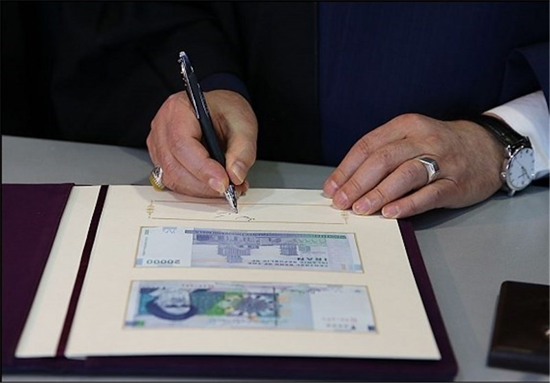 رئیس جمهور از اسکناس جدید 2 هزار تومانی رونمایی کرد/ عکس