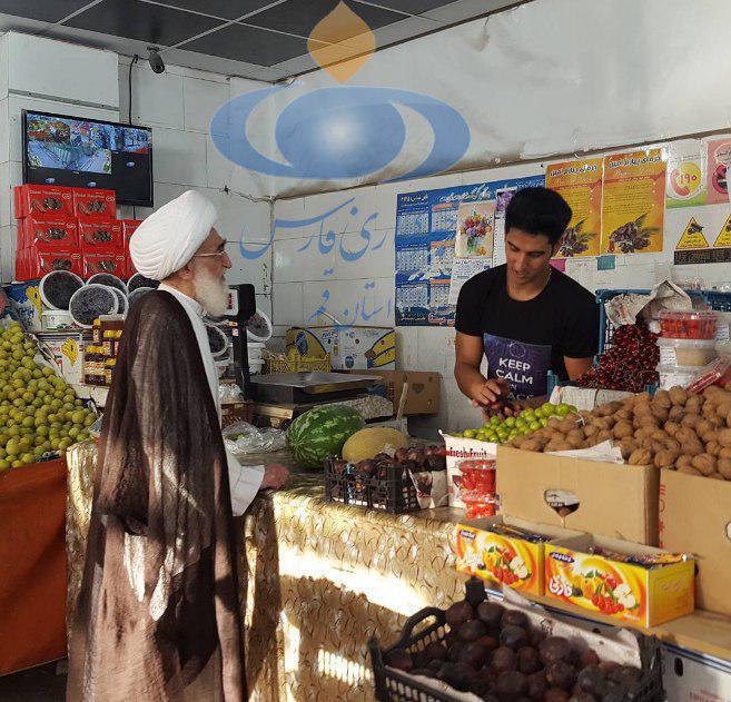 آیت الله نوری همدانی در حال خرید میوه/عکس
