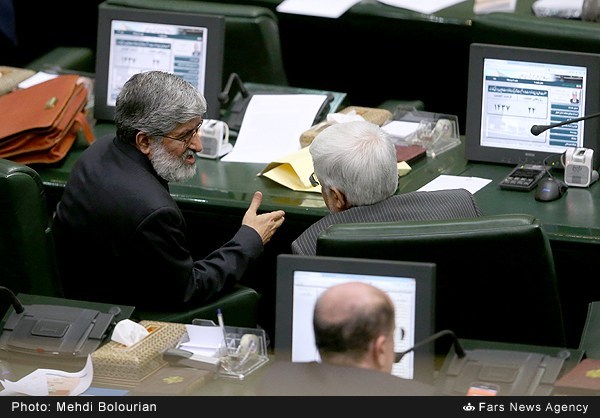 جلسه دو نفره عارف و مطهری در صحن مجلس/ عکس