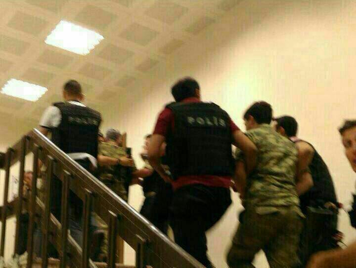 برخی از کودتاچیان بازداشت شده/عکس