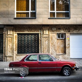 تهران - خیابان چهلستون - سال ۱۳۹۳ ب‌ام‌و ۳۲۰ ( bmw 320i ) خودرویی است که در سال‌های ۱۹۷۵ در آلمان تولید شده‌است. 