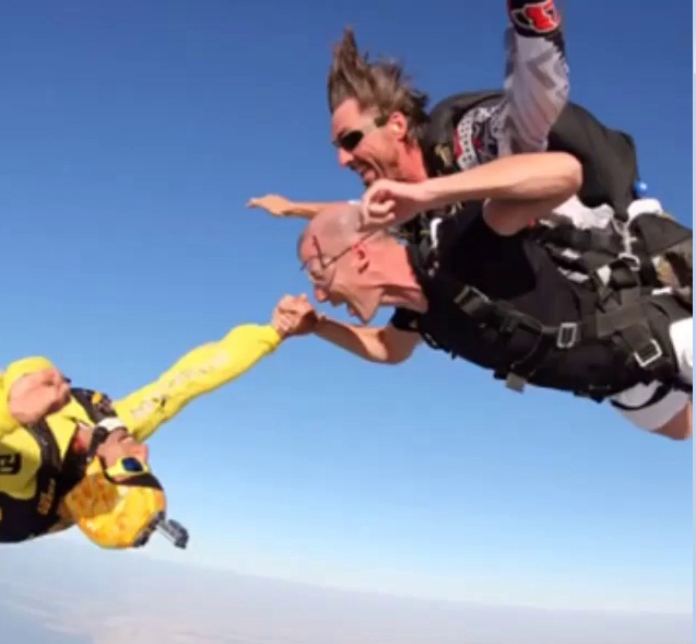 سقوط آزاد فوتبالیست مشهور از هواپیما/ عکس