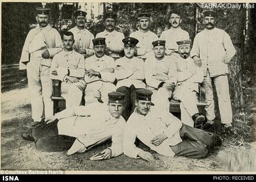 هیتلر جوان - نفر دوم ایستاده از سمت راست، هنگامی که در بیمارستان برلیتز بواسطه جراحت بر اثر انفجار بستری و تحت مداوا بوده است.