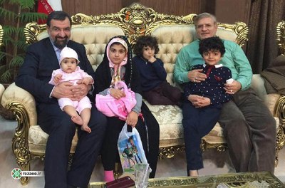 دبیر مجمع تشخیص به همراه نوه ها