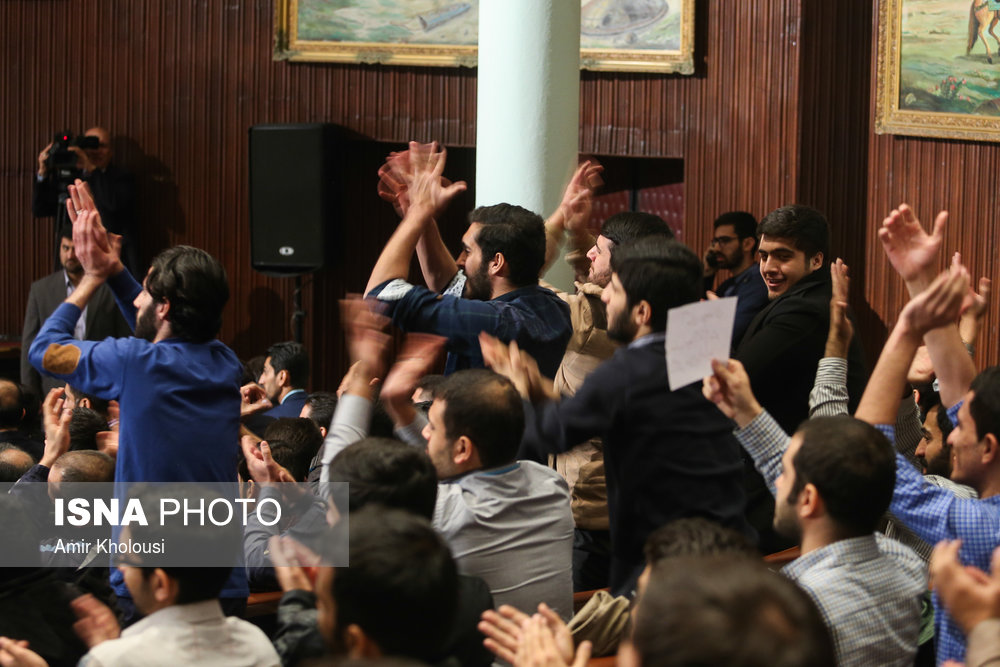 دست زدن دانشجویان برای سخنان روحانی/ عکس