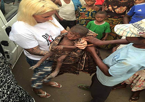 تصاویری تکان دهنده از کودکی که به حال مرگ رها شده بود