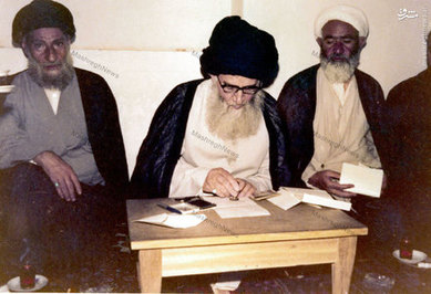  آیت الله العظمی سیدمحمدرضا گلپایگانی در منزل شخصی و در جمع برخی اصحاب خویش