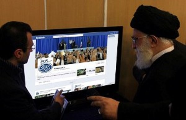 علی-خامنه-ای-در-حال-بازدید-از-صفحه-شخصی-خود-در-فیس-بوک.jpg