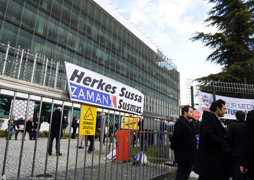 بنری نصب شده روی در ورودی روزنامه که در آن نوشته است: اگر همه ساکت شوند ، زمان ساکت نخواهد شد