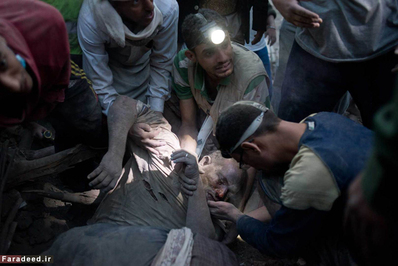  بیرون کشیدن جسد یک مرد از زیر آوارها در صنعا. 12 ژوئن