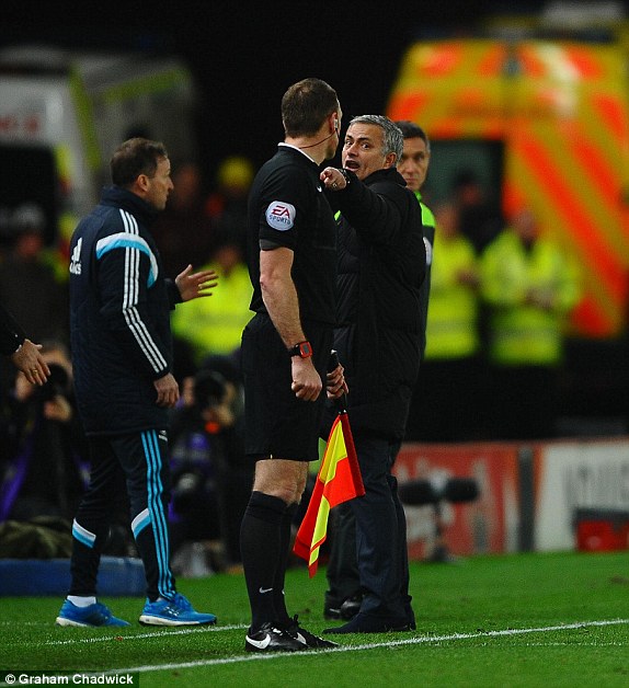 ژوزه مورينيو و تهديد کمک داور/ عکس