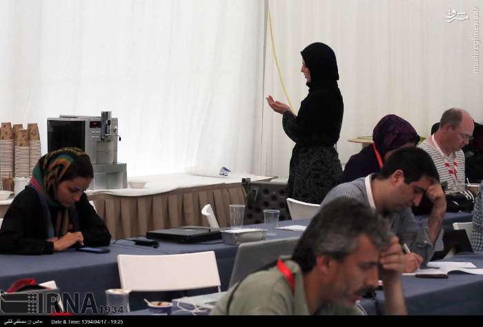 نماز خانم خبرنگار در وین/ عکس