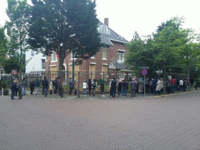 صف شرکت در انتخابات در لاهه هلند / عکس