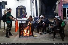 استراحت زائران حسینی در مسیر نجف به کربلا