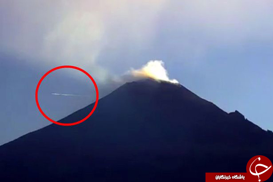 شئ پرنده ناشناس در حال پرواز نزدیک دهانه آتشفشان
