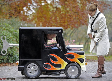 کوچکترین اتومبیل جهان تنها ۱۰۴٫۱۴ سانتی متر بلندا،۱۲۹٫۵۴ سانتی متر طول و ۶۶٫۴ سانتی متر پهنای آن می باشد. این اتومبیل کوچک را مخترع بریتانیایی پری واتکینز ( Perry Watkins ) ساخته است که در کتاب گینس به عنوان کوچک ترین اتومبیل جهان درج شد.