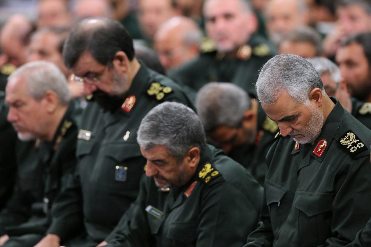 ژست مشترک از محسن رضایی و سردار سلیمانی/ عکس