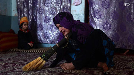 پری گل با پاهایش کیف‌های زنانه می‌بافد و در بازار زنانه شهر هرات می‌فروشد. او می‌گوید: «قبلا فروش این کیف‌ها بهتر بود، اما حالا کسی آنها را نمی‌خرد». 