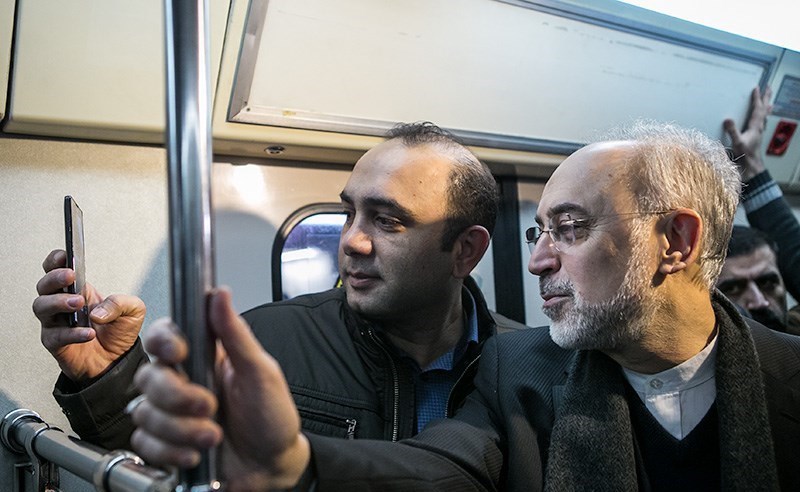 سلفی با صالحی در مترو / عکس