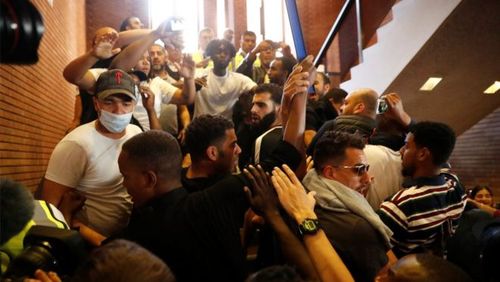 ورود معترضان به ساختمان شهرداری منطقه کنزینکتون لندن