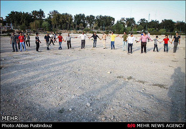 روایتی تصویری از زاینده رود خشک شده و خشم لبریز شده اصفهانی‌ها